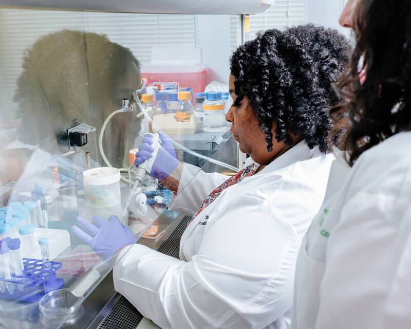 Two women working in a lab.