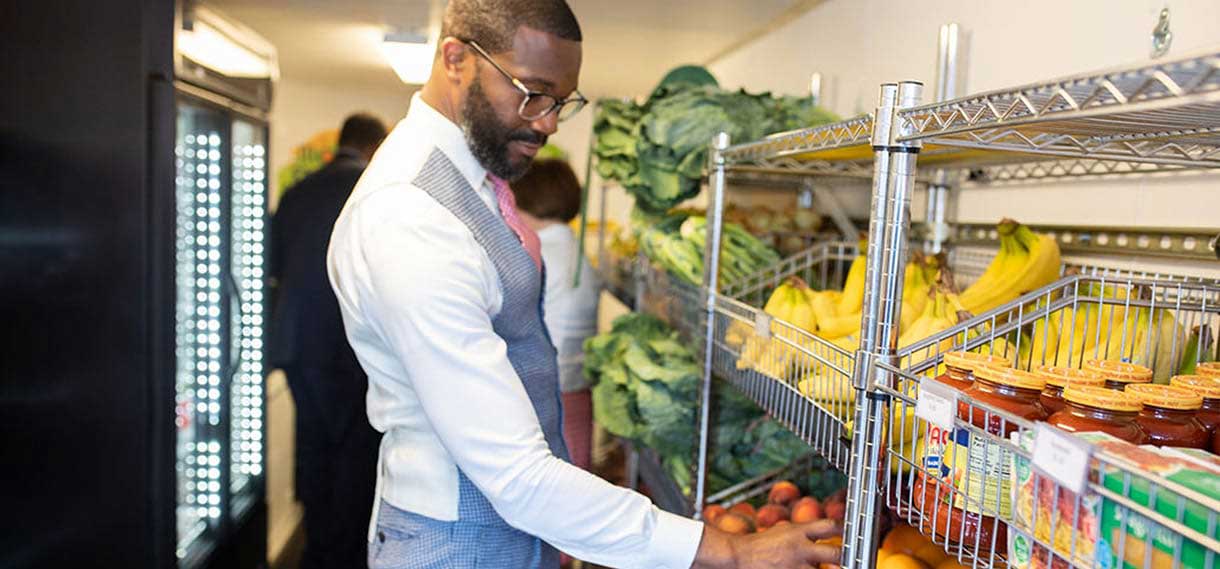Mayor Woodfin checks out produce in the Mobile Market.