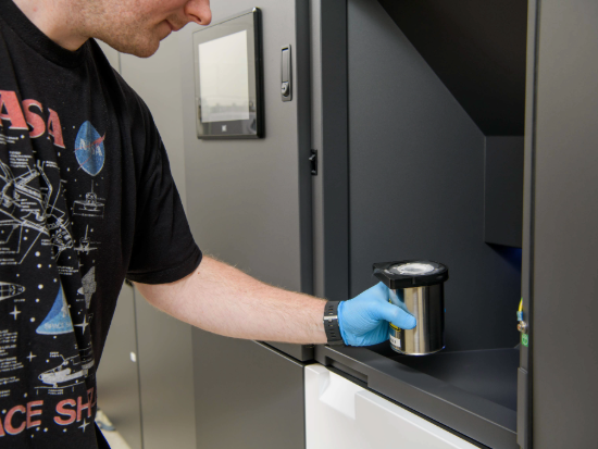 James Kizziah, Ph.D., places a sample inside the Cryo-EM microscope.