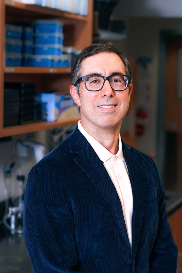 Headshot of Jeremy Herskowitz, Ph.D., in front of a bookshelf.